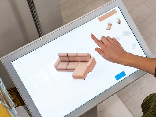 Digital Signage: Kundin nutzt Touchscreen