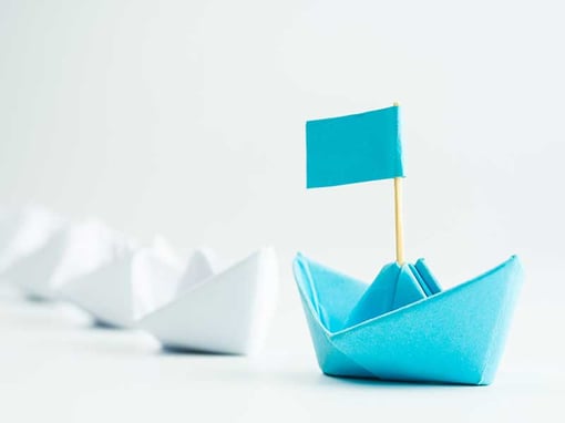 Symbolbild Führung: Ein Boot leitet andere