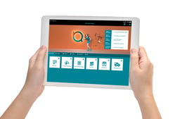 tablet-hand-instore-app-hauptscreen(1)-1