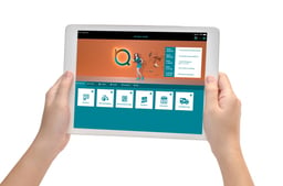 tablet-hand-instore-app-hauptscreen-1030x682